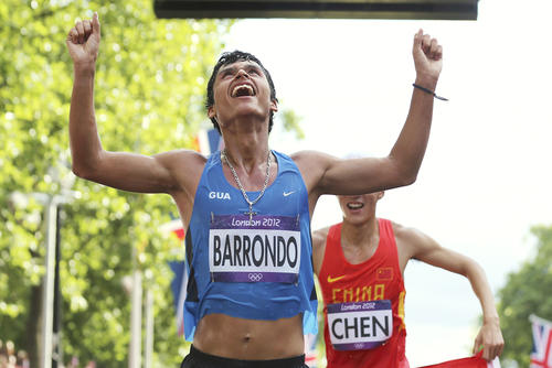 Momento exacto en el que cruzó la meta en Londres. (Foto: Archivo)