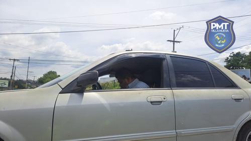 Hombre se encierra en su auto y amenaza con arma blanca