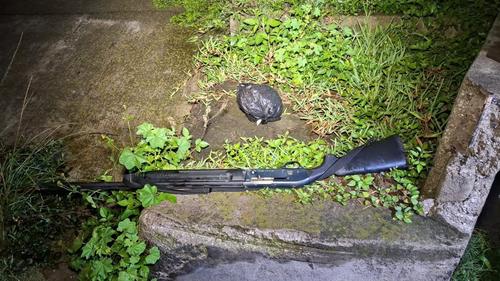 El arma utilizada durante el hecho que alertó a los habitantes de la zona 7 de Chimaltenango. (Foto: Marzy Ruiz / Nuestro Diario)