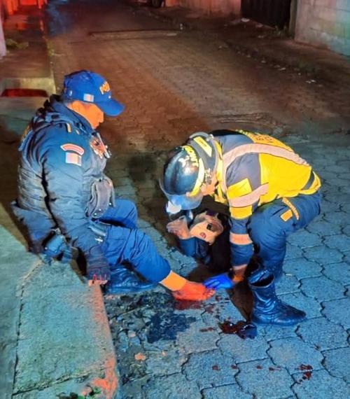 El policía fue auxiliado por socorristas y trasladado al IGSS de la cabecera con una herida en el pie. (Foto: Marzy Ruiz / Nuestro Diario) 