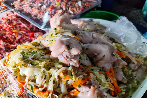 Las patitas a la vinagreta son otro de los manjares que se encuentran en el mercado de Mixco. (Foto: Oscar Rivas/Colaborador)