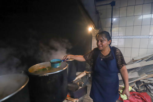 Miriam Yantuche pone el toque al caldo colorado que aprendi&oacute; a preparar con su abuela y su mam&aacute;. (Foto: Oscar Rivas/Colaborador)