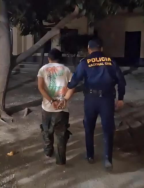 Vecinos que se percataron del hecho intentaron vapulear al capturado. (Foto: PNC)