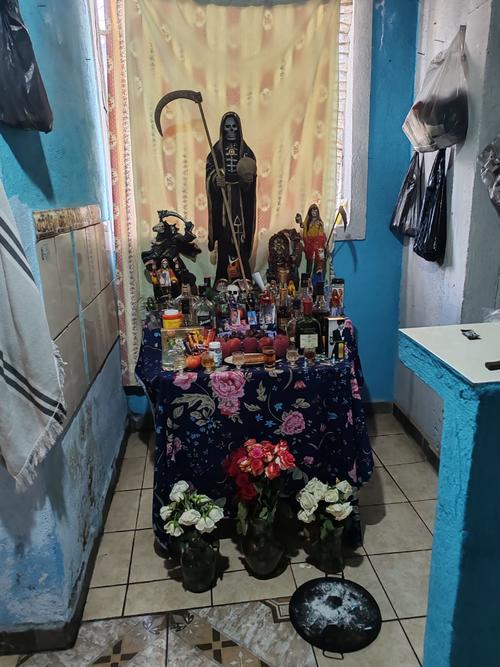 Un altar de la Santa Muerte fue encontrado en el interior de la casa. (Foto: Nuestro Diario)