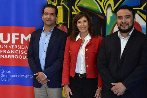 En el panel participaron los expertos Hugo Díaz, Mónica Zelaya y David Casasola, quienes analizaron el futuro del emprendimiento en Guatemala. (Foto: Estuardo Paredes/Soy502)