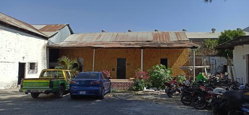 Varios niños reciben clases de violín en un apartado del recinto que guarda gran parte de la historia de Guatemala. (Foto: Edward Morales/Colaborador)