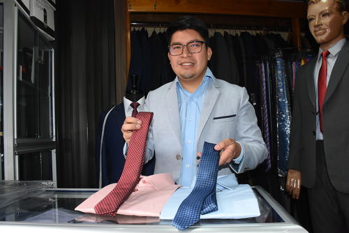 Es indispensable saber combinar las corbatas con las camisas en base a sus diseños, colores y texturas. (Foto: Erick Colop/Colaborador)