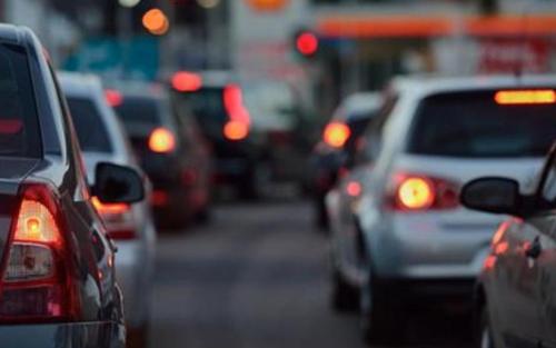 Según el alcalde de Mixco, los trabajos para construir el paso a desnivel que conectaría El Milagro con Ciudad Quetzal provocaría retrasos de por lo menos dos horas para los automovilistas y quienes viajan en bus. (Foto ilustrativa: Archivo/Soy502)