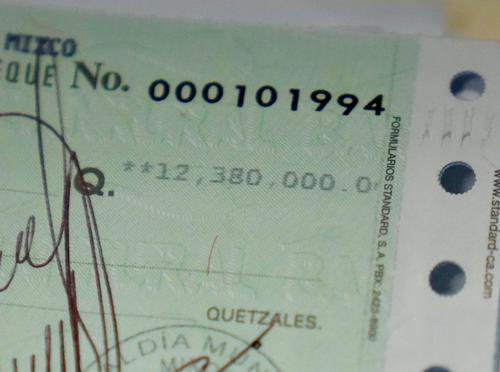 Neto Bran compartió una imagen del cheque que pagó, como anticipo, por la construcción del paso a desnivel. (Foto: FB)