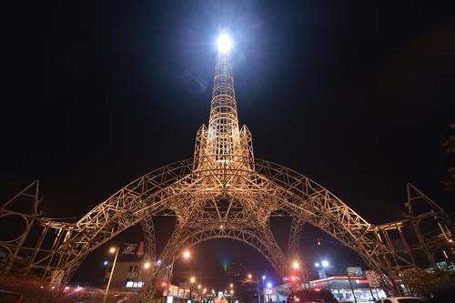 La Torre del Reformador se ubica en la intersección entre la séptima avenida y segunda calle de la zona 9 capitalina. (Foto: Archivo)