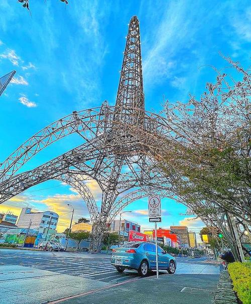 A diario, miles de conductores y peatones pasan por debajo de esta histórica estructura. (Foto: Archivo)