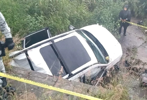 El auto en el que viajaba la pareja volcó varias veces. (Foto: redes sociales)