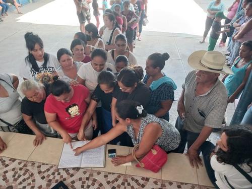Grupos de papás firmaron actas para exigir que los maestros que participaron en la huelga no retornen a las mismas aulas. (Foto: Jorge Roldán Mazariegos/Nuestro Diario)