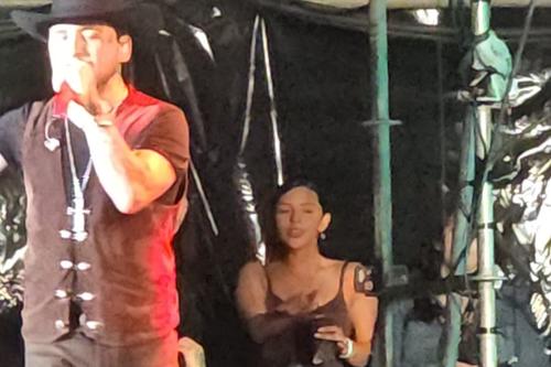 Ángela observa a Nodal con admiración durante su show. (Foto: Oscar Rivas/colaborador)