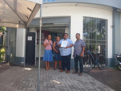 En Jutiapa padres de estudiantes afectados por el paro presentaron la solicitud de cambio de docentes ante la Dirección Departamental de Educación. (Foto: Jorge Roldán Mazariegos/Nuestro Diario)