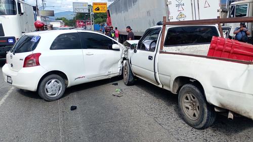 Varios automóviles estuvieron involucrados en el hecho de tránsito. (Foto: Bomberos Municipales)