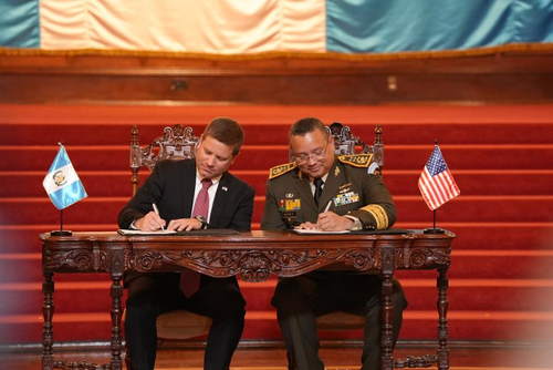 En mayo pasado, Guatemala y EE. UU. firmaron una carta de entendimiento para ampliar el puerto Quetzal. Lo mismo se buscaría hacer con el sistema ferroviario. (Foto: Archivo/Soy502)