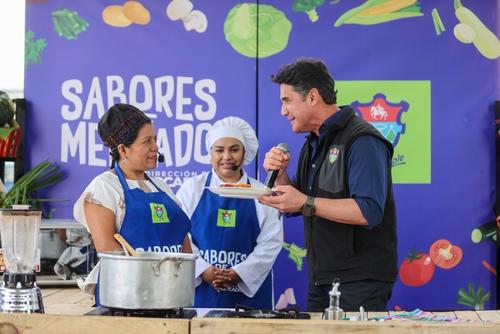 El alcalde Ricardo Quiñónez participó en una edición de Sabores de Mercado. (Cortesía Municipalidad de Guatemala)
