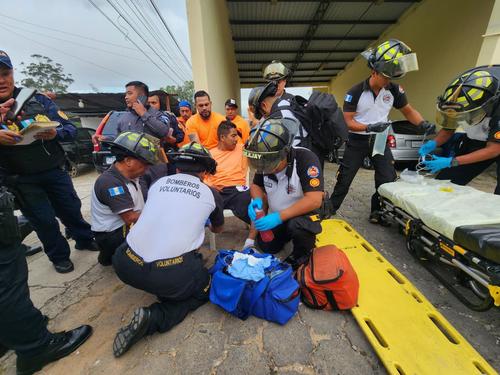 Un guardia del sistema penitenciario y un reo resultaron heridos por arma de fuego durante el enfrentamiento. (Foto: Bomberos Voluntarios)