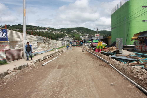 Un parte de la calle de Las Fuentes también se repara. (Foto: Mario Equité/Colaborador)
