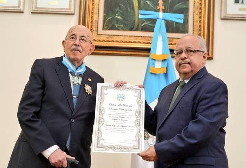 Gabriel Edgardo Aguilera Peralta recibió la condecoración de manos del canciller Carlos Ramiro Martínez. (Foto: Minex)