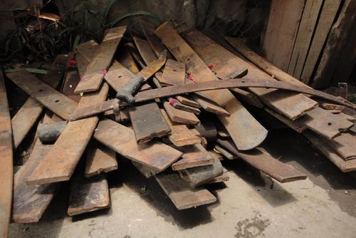 Utiliza como materia prima algunas partes de hierro que ya son chatarra. (Foto: Josué Ardeano/Colaborador)