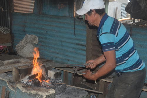 Para hacer los herrajes tiene que calentar el hierro de manera artesanal. (Foto: Josué Ardeano/Colaborador)