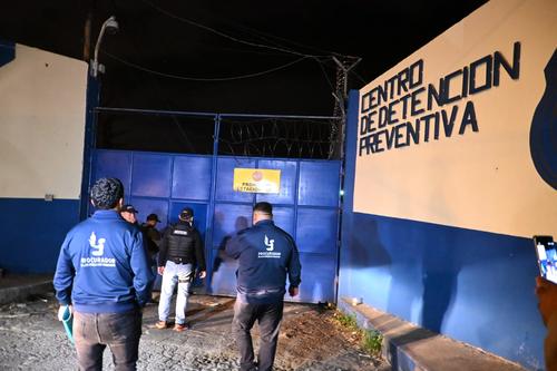 Los agentes antisecuestros ingresaron con personal de la PDH. (Foto: José Luis Pos/Colaborador)