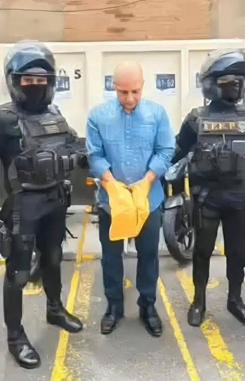 El capturado intentó esconderse en un edificio en zona 14, pero fue ubicado por cámaras de vigilancia. (Foto: PNC)