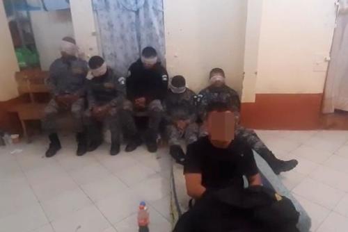 Seis guardias del Sistema Penitenciario fueron retenidos por reclusos durante los disturbios en el preventivo de zona 18. (Imagen: captura de pantalla)