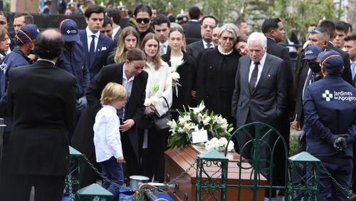 Imágenes conmovedoras durante el funeral del expresidenciable fallecido Miguiel Uribe en el Cementerio Central. (Foto: Helen Ramírez/Semana)