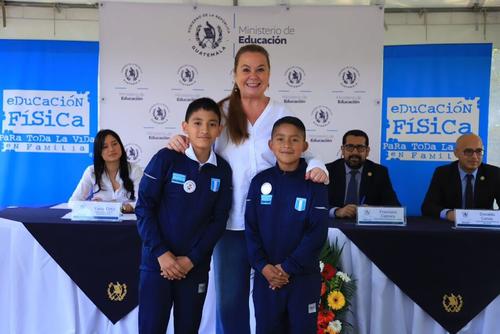 Herber Méndez y Josué Hernández junto a la ministra de Educación, Anabella Giracca. (Foto: Cortesía Josué Hernández)