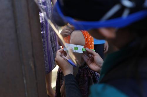 Las autoriades buscan agilizar la entrega de beneficios sociales a los menores afectados con desnutrición aguda. (Foto: Sesán / Soy502)