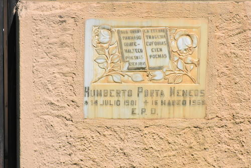 Como un homenaje al escritor y poeta, se construyó un monumento en el parque 20 de Octubre. (Foto: Nehemías Gutiérrez)