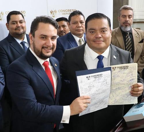 Los diputados Ronald Portillo y Allan Rodríguez, durante la presentación oficial del proyecto que dio vida a la Ley de la Biblia. (Foto: Congreso)