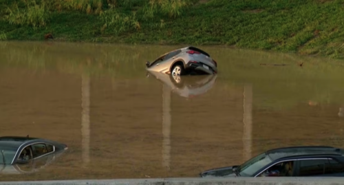 Varios carros han quedado sumergidos en el agua. (Foto: CBC)