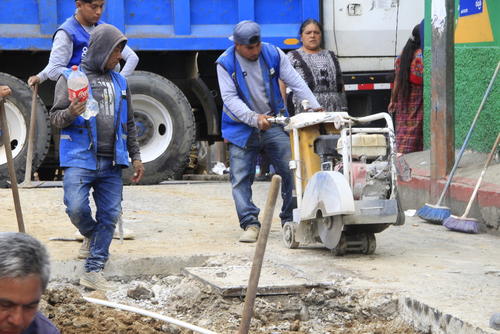 Para agilizar los trabajos utilizan una cortadora de concreto. (Foto: Mario Equité/Colaborador)