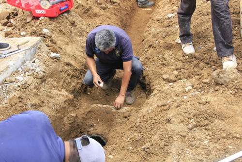 Fontaneros se dan la tarea de mejorar las tuberías dañadas. (Foto: Mario Equité/Colaborador)