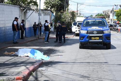 Cuidador, ataque, mujer, armado