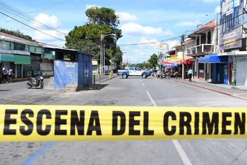 Cuidador, ataque, mujer, armado