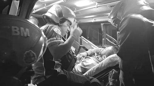 El peatón resultó con heridas de bala en la pierna izquierda sobre la calzada Atanasio Tzul y 11 calle de la zona 12. (Foto: Bomberos Municipales)