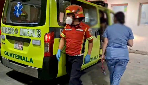 Los padres del menor pidieron ayuda en la estación de los bomberos de la zona 5, luego de ser alcanzado por una bala perdida en la calzada de la Paz. (Foto: Bomberos Municipales)