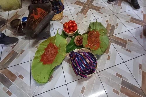 La característica salsa se mezcla con trozos de carne y se envuelve en hojas de mashán para conservar su frescura. (Foto: Alfonso Guárquez/Colaborador)