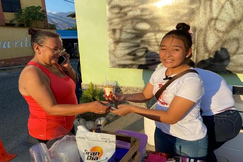 Marlyn Leonardo innovó con la preparación de las fresas con crema. (Foto: Wílder López/Colaborador)