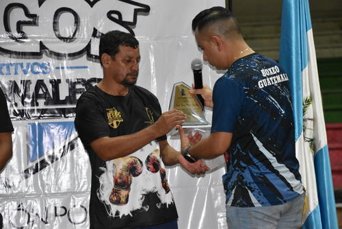 La federación le entregó un reconocimiento como mejor técnico nacional. (Foto: Marvin Pos/Colaborador)