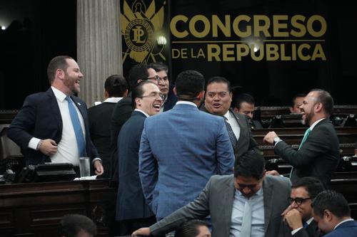 Así fueron captados diputados de Vamos, Todos, Valor y Unionista durante el desarrollo de la sesión. (Foto: Wilder López/Soy502)