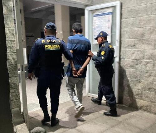 El capturado fue retenido por vecinos hasta entregarlo a las autoridades. (Foto: PNC)