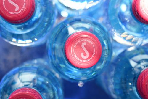 Agua Pura Salvavidas, Fundecán, campaña, cáncer de mama, detección temprana, autoexamen, tapa rosada, Guatemala, Soy502