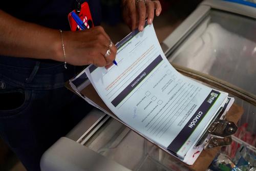 Autoridades notifican a propietarios sobre las irregularidades encontradas. (Foto: Edwards Morales/Colaborador)