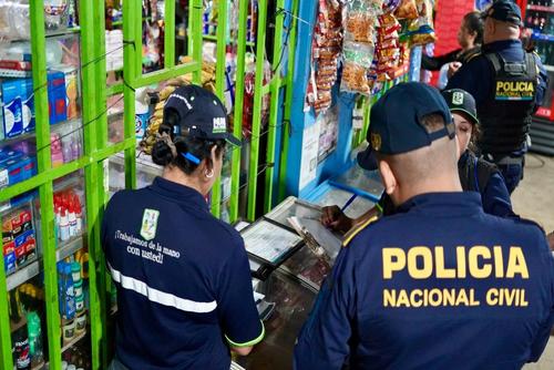 Elementos de la PNC resguardan el orden durante los operativos. (Foto: Edwards Morales/Colaborador)